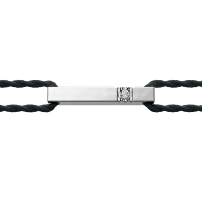 Cabeza de pulsera rectangular plateada con cadena negra sobre fondo blanco.